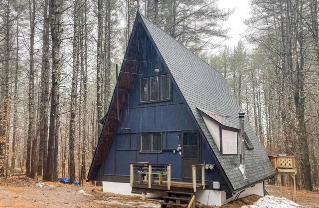 Secluded A-frame home near Mt. Snow and Stratton Ski with wood stove & streaming