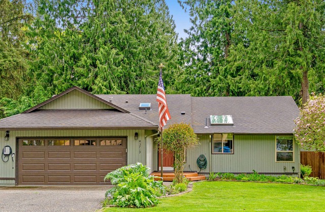 Secluded abode with park-like yard, fast WiFi & play set - nearby river access