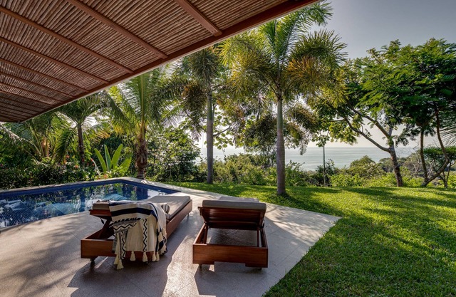 Abgelegene und luxuriöse Villa mit privatem Pool. Erstaunlicher Blick auf den Dschungel und das Meer.