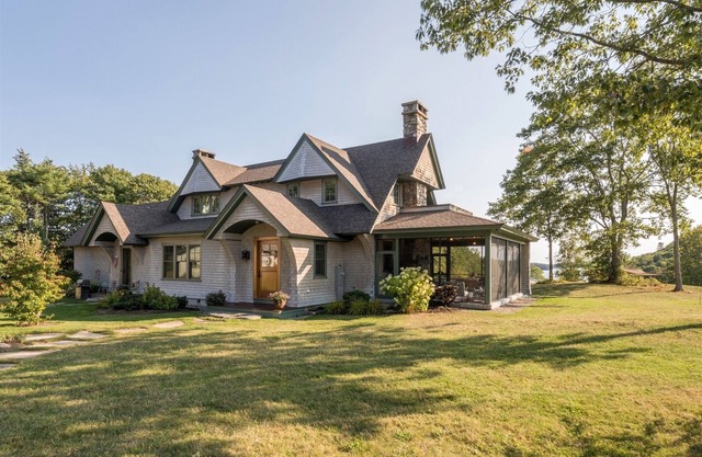 Highfields in Edgecomb ist ein luxuriöses Mietobjekt in Maine, das aus drei Geb��uden besteht und 17 Schlafplätze bietet