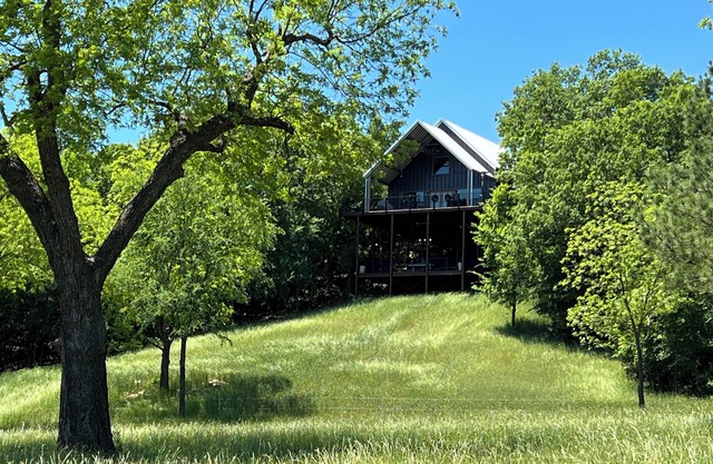 Secluded and peaceful Webb Mtn. Cabin Retreat. Located on Webb Mtn Cattle Ranch.