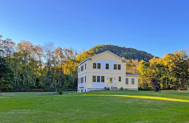 Secluded apt near the lake with mountain views, washer/dryer, firepit, fast WiFi