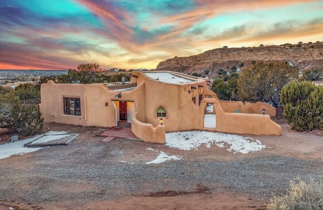 Secluded Artisan Adobe Retreat – Mountain Views & Endless Trails
