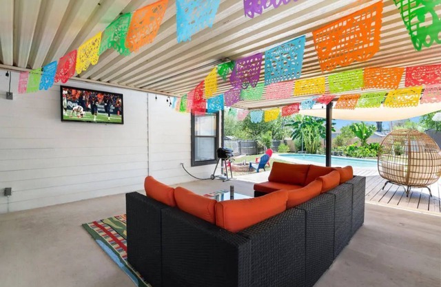 Secluded backyard Oasis w near SeaWorld, Lackland