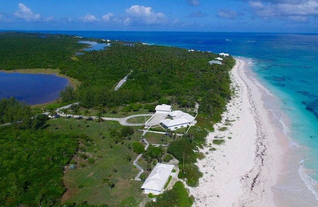 Neues abgelegenes Anwesen am Strand, 9 Acres & 725 'Private Frontage NEUER POOL!