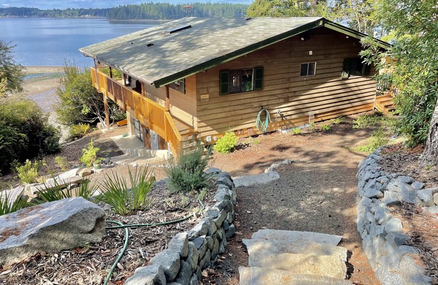 Abgelegenes Haus am Strand von Harstine Island