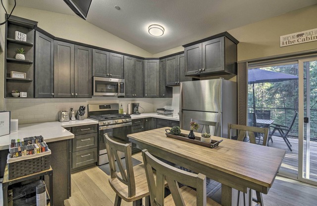 Secluded Butte Meadows Cabin w/ Deck & Grill!