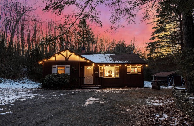 Secluded Cabin 30 mins from Windham with King Bed, Game Room, Fireplace, Firepit