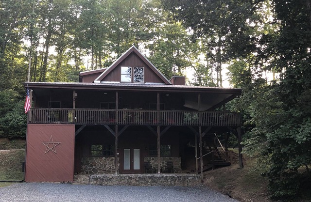 Schöne Hütte in Mountain Cove