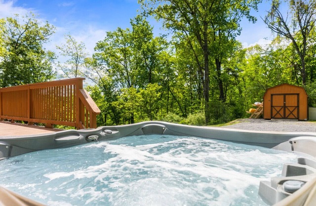 Secluded Cabin Getaway - 2 minutes to Warden Lake