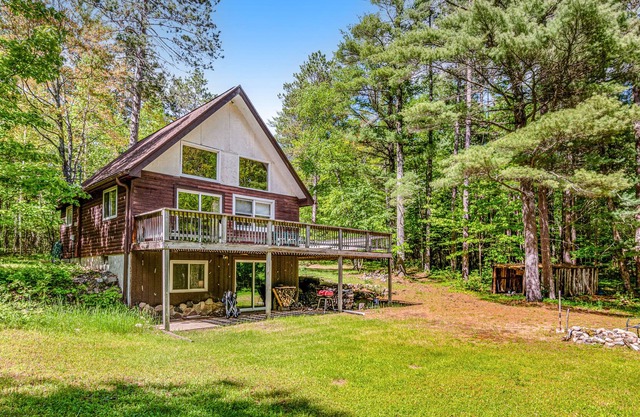 Secluded Cabin in the Trees W/ Fast WiFi, Large Deck, Full Kitchen & Loft