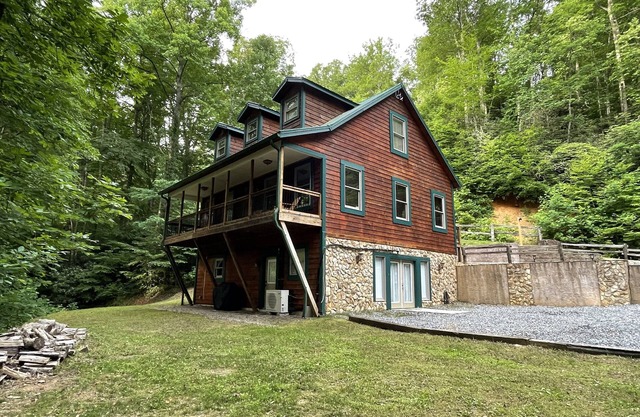 Secluded Cabin near Great Smoky Mts, Game room