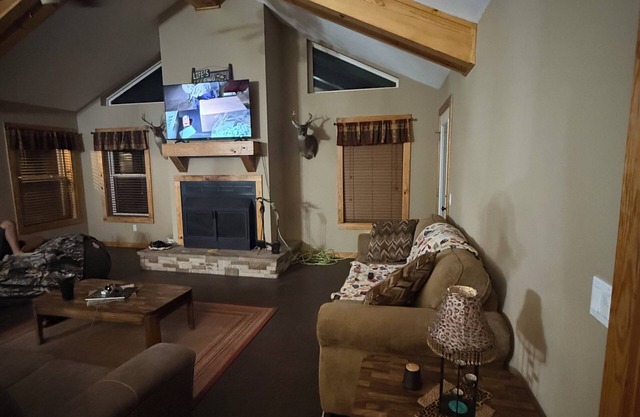 Secluded Cabin on 30 acres w 2 BR 2 baths