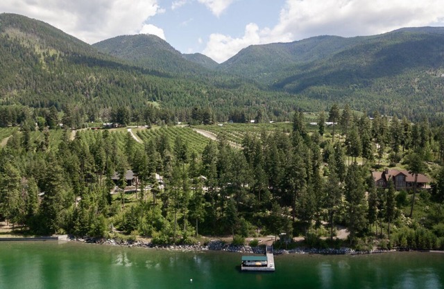 Abgeschiedene Hütten am Ostufer des Flathead Lake