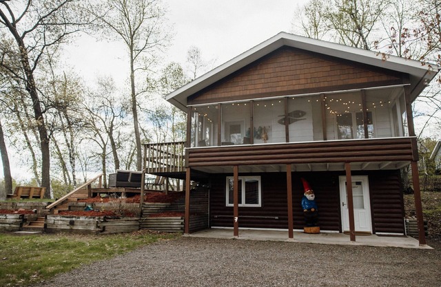 Abgeschiedene Familienhütte an der Möwenkette, 2 Minuten von der Stadt entfernt - Sauna, Strand, Ponton