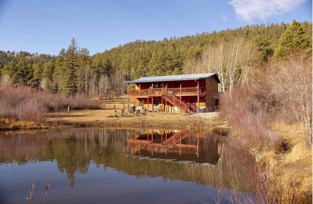 Secluded Cabin, Private Pond, Walk to Restaurants, 2 Separate Sleeping Units