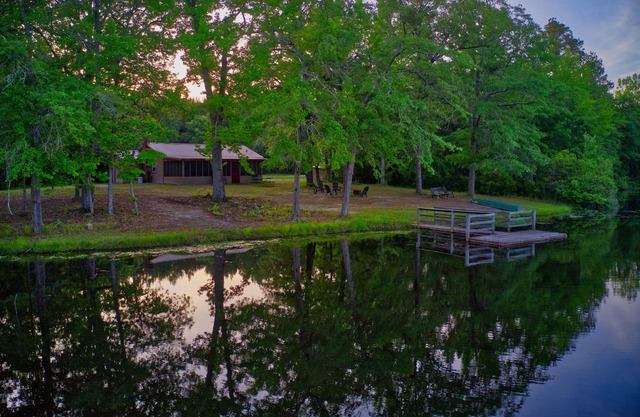 Abgeschiedener Rückzugsort mit Whirlpool und Teich, ideal für Fischer oder Familienurlaub