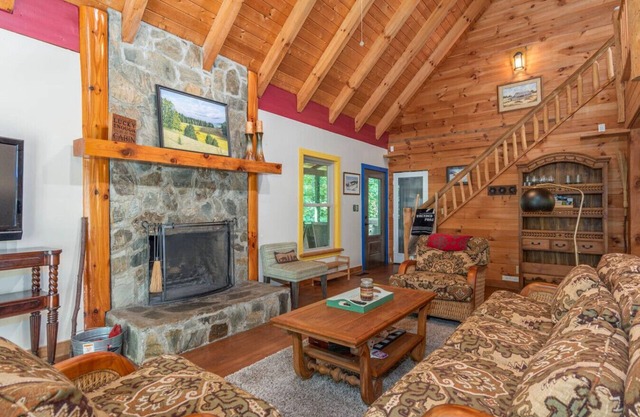Secluded Cabin with Quality Furnishing + Hot Tub