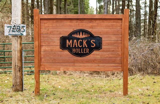 Secluded Cabins on Private Stocked Pond Hot Tub. Ping Pong. Arcade. Master Suite