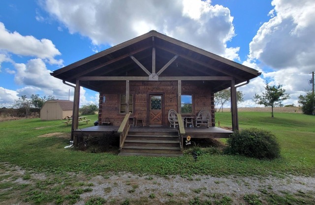 Secluded cabins with fishing pond on the Mississippi River Hills Wine Trail