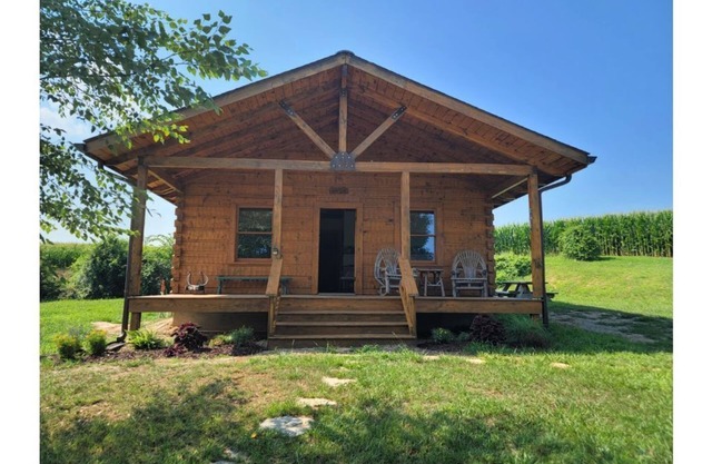 Secluded cabins with fishing pond on the Mississippi River Hills Wine Trail