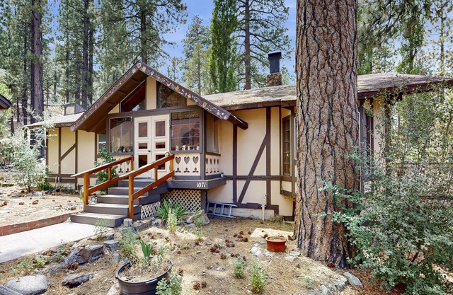 Secluded Charming house with private hot tub, and patio