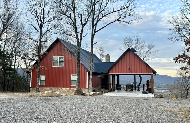 Secluded Chickalah Mt. retreat overlooking beautiful Harkey Valley!
