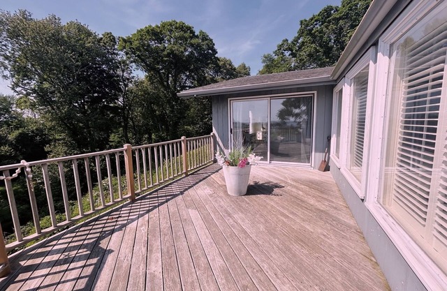 Secluded Cliffside Escape with expansive golf/L I Sound Views– Pet Friendly !
