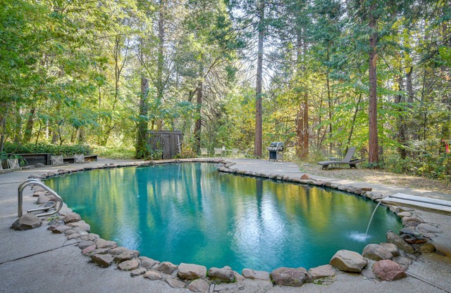 Secluded Cohasset Home w/ Pool & Screened Porch!
