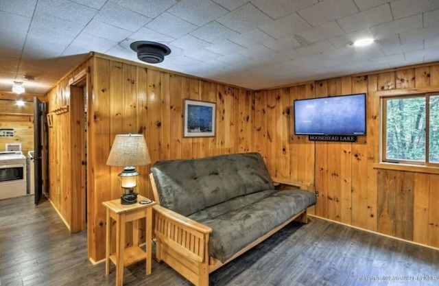 Secluded comfort only minutes to lake