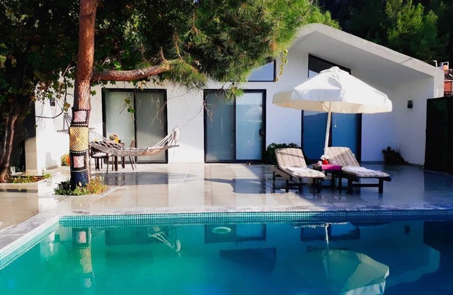 Abgeschiedene zeitgenössische Flitterwochenvilla mit privatem Pool