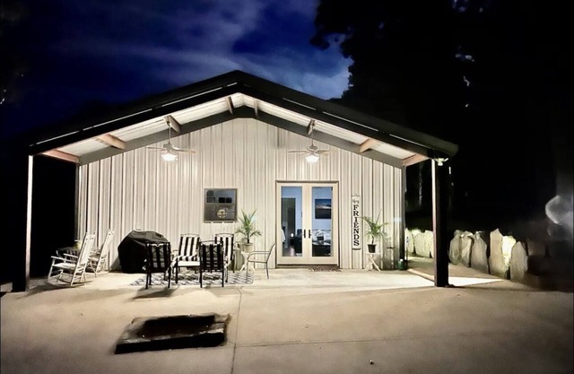 Secluded, cozy and clean retreat only 8 minutes from Harding University!