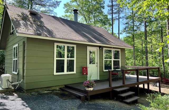 Secluded cozy cabin overlooks creek below, close to WPG trails, newly remodeled