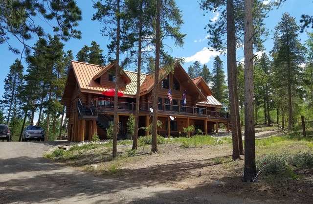 Abgeschieden Custom Log Home mit Whirlpool - von Winter Park, Granby Ranch & Grand Lake