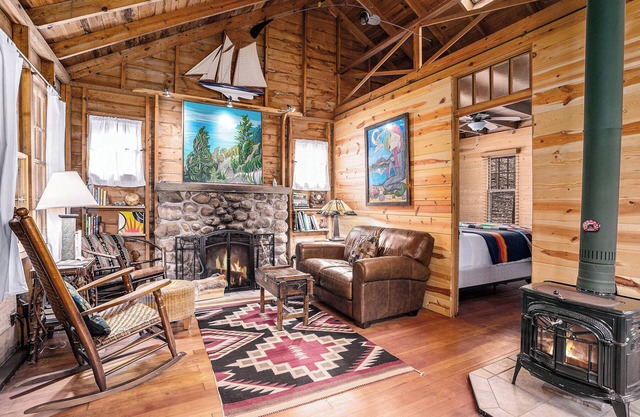 Secluded dog-friendly retreat with beach access