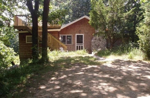 Abgeschiedenes Dünenhaus mit privatem Lake Mich Strand + 150 Morgen Wald + Hunde OK