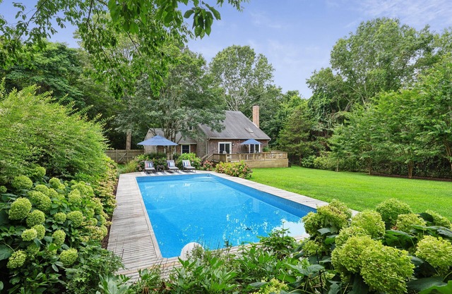 Hidden Gem: Sonniges, abgelegenes Zuhause, zu Fuß in die Stadt East Hampton und zum Bahnhof