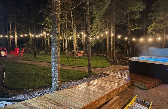 Secluded Forest Themed Cottage with Hot Tub,3 bed 2 bath with loft sitting area