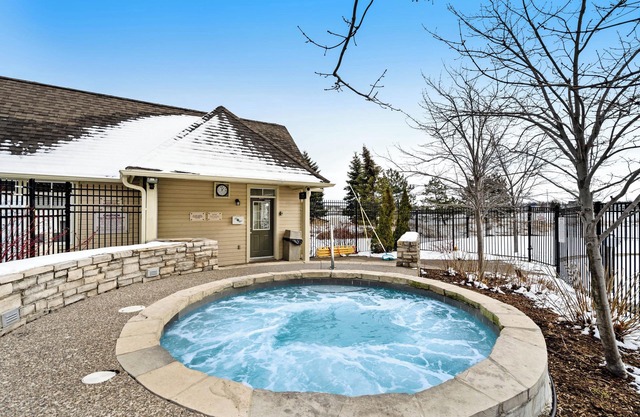 Abgeschiedener Kurzurlaub mit Gemeinschaftspool und Whirlpool - zu Fuß zum Blue Mountain Village!