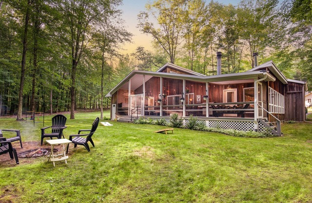 Secluded getaway- Screened in porch with hot tub