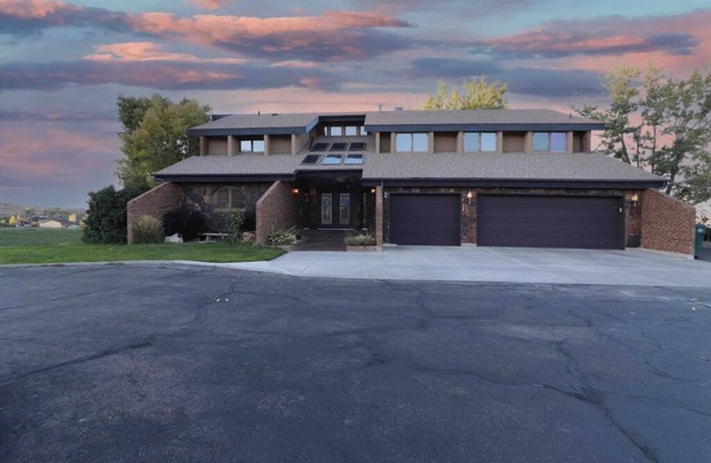 Secluded gorgeous home. Sleeps 20+. New hot tub.