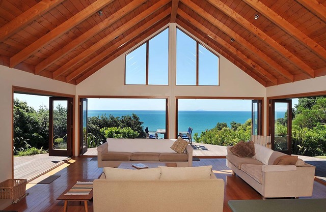 Abgeschiedenes Haus auf einem Hügel mit herrlichem Blick auf den Strand