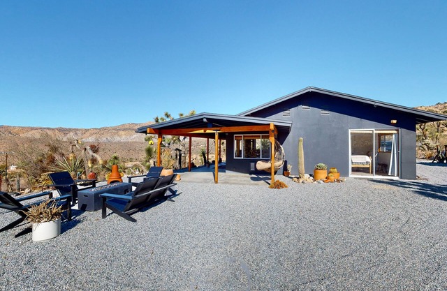 Secluded hilltop home with hot tub, cowboy pool, & amazing views