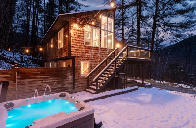 Secluded/Hot Tub/views! Minutes to Everything!