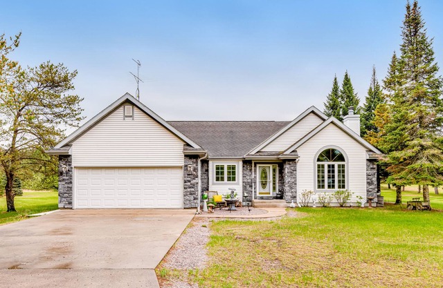 Secluded home on 1.5 acres with fast WiFi, deck, fireplace & AC - close to lake