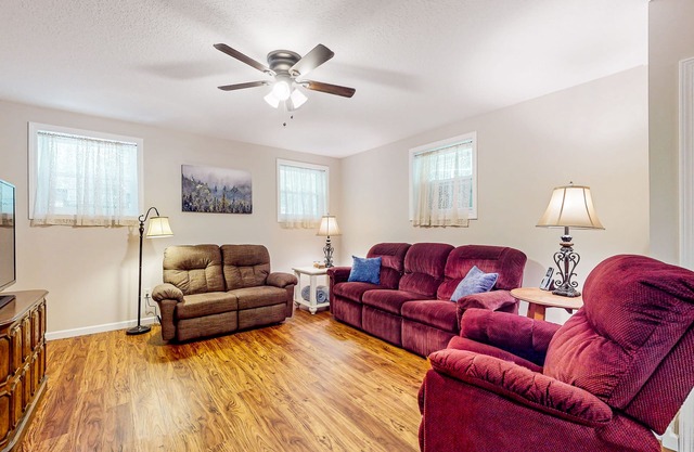 Secluded home on 13 acres with jetted tub, screened porch & wildlife sightings