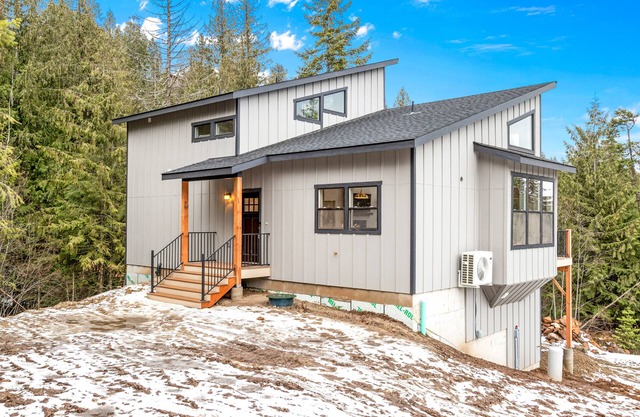 Secluded home with deck, grill, hot tub, fireplace, private beach, & W/D