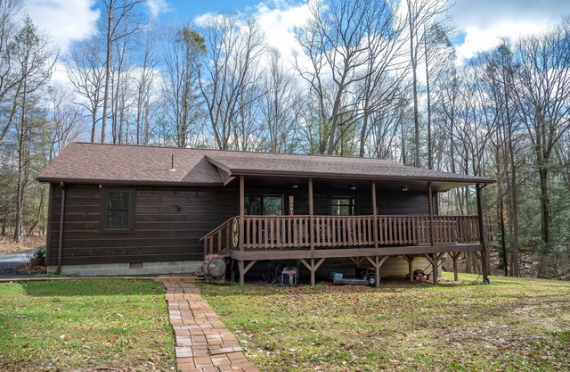 Secluded-Hot Tub-Fire Pit-Fiber internet-Near the Gorge & Parks-Pet Friendly
