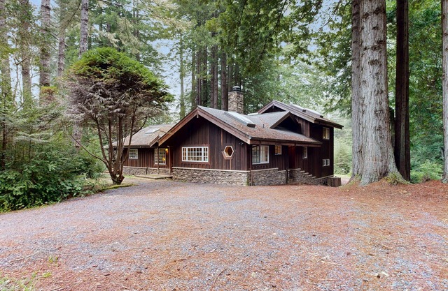 Secluded house with WiFi, private hot tub, wood burning fireplace