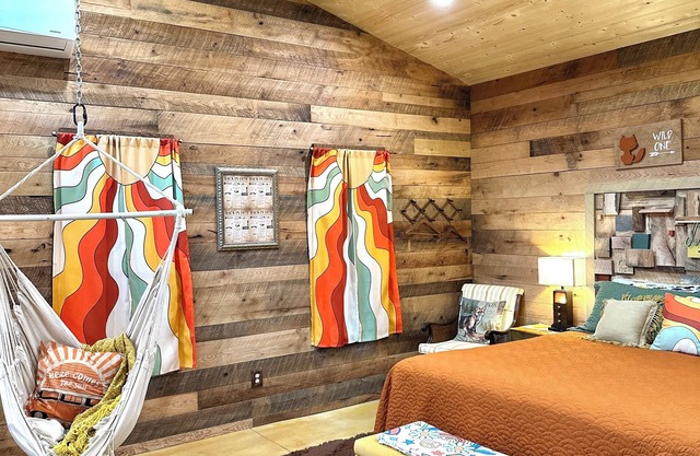 Secluded in the woods, couple’s romantic cabin & hot tub, brkfast foods provided
